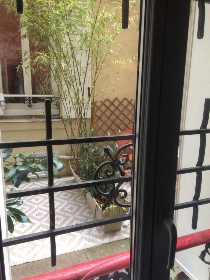 Studio "Maryline" Sejours Parisiens Abordables - Rez De Chaussee Sur Beau Patio Ombrage- Accessible Handcaps - Grand Canape-Lit Clic Clac 2 Places - Cuisine Equipee - Salle De Bains - 5 Minutes Du Metro Brochant Ligne 13,Bus 74 Et 31 Buitenkant foto