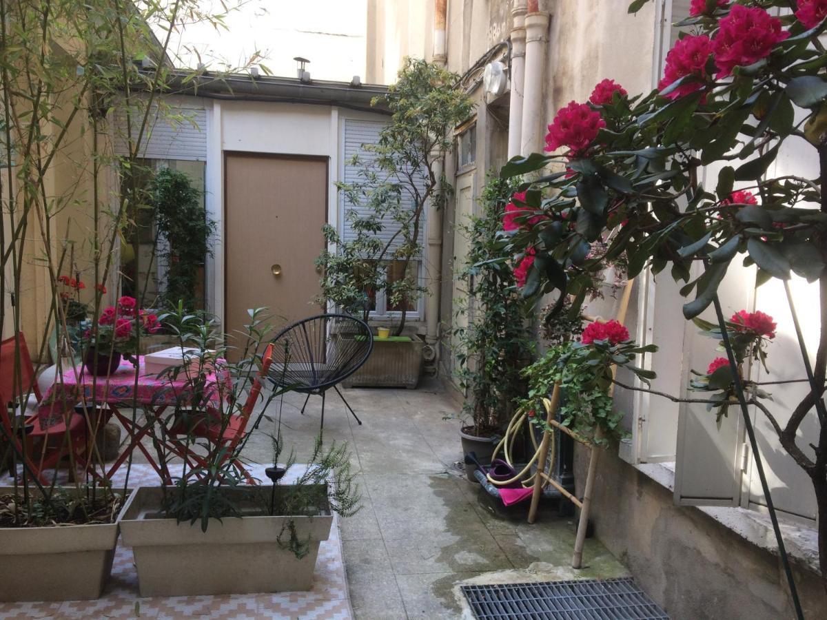 Studio "Maryline" Sejours Parisiens Abordables - Rez De Chaussee Sur Beau Patio Ombrage- Accessible Handcaps - Grand Canape-Lit Clic Clac 2 Places - Cuisine Equipee - Salle De Bains - 5 Minutes Du Metro Brochant Ligne 13,Bus 74 Et 31 Buitenkant foto