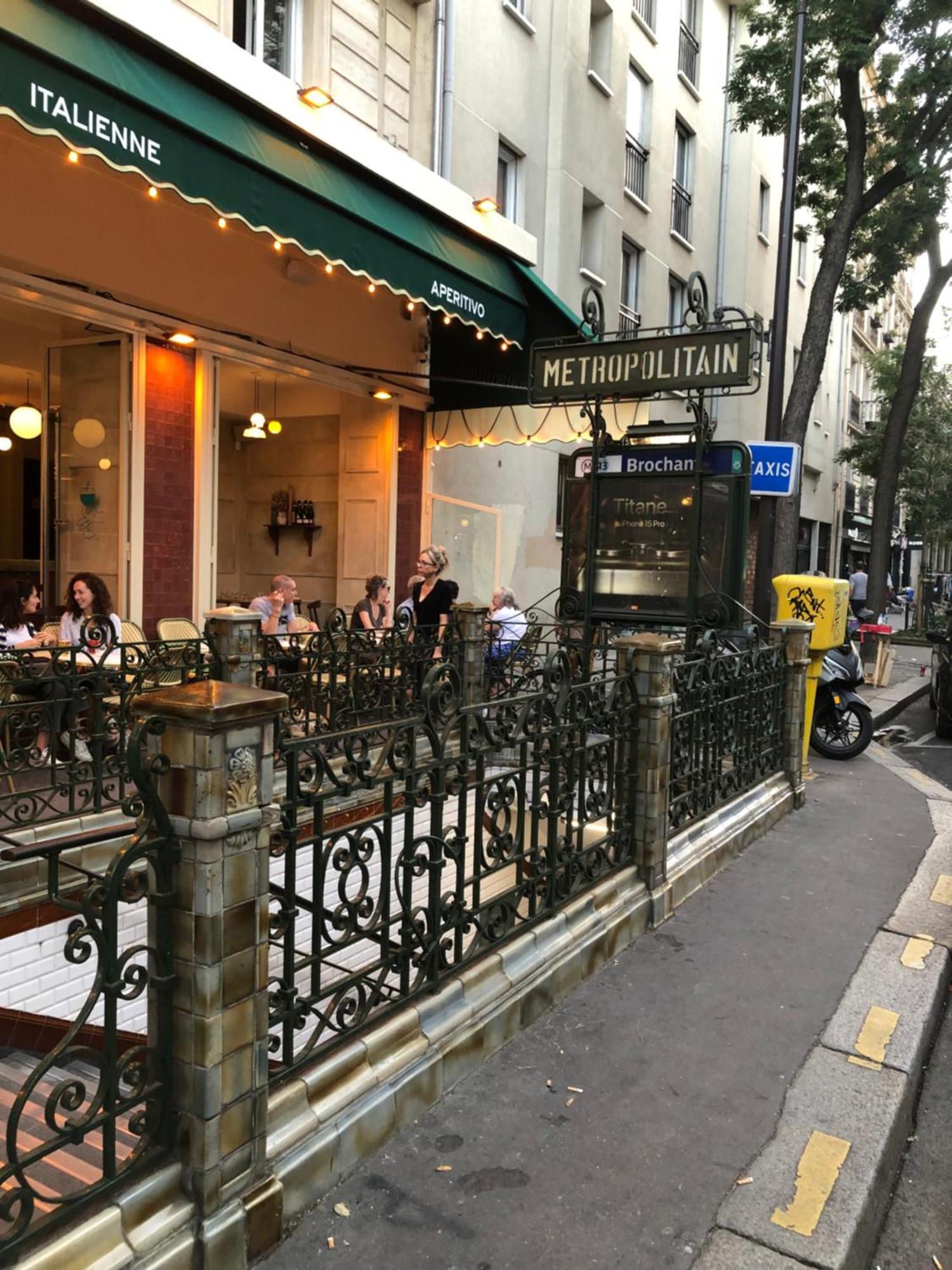 Studio "Maryline" Sejours Parisiens Abordables - Rez De Chaussee Sur Beau Patio Ombrage- Accessible Handcaps - Grand Canape-Lit Clic Clac 2 Places - Cuisine Equipee - Salle De Bains - 5 Minutes Du Metro Brochant Ligne 13,Bus 74 Et 31 Buitenkant foto