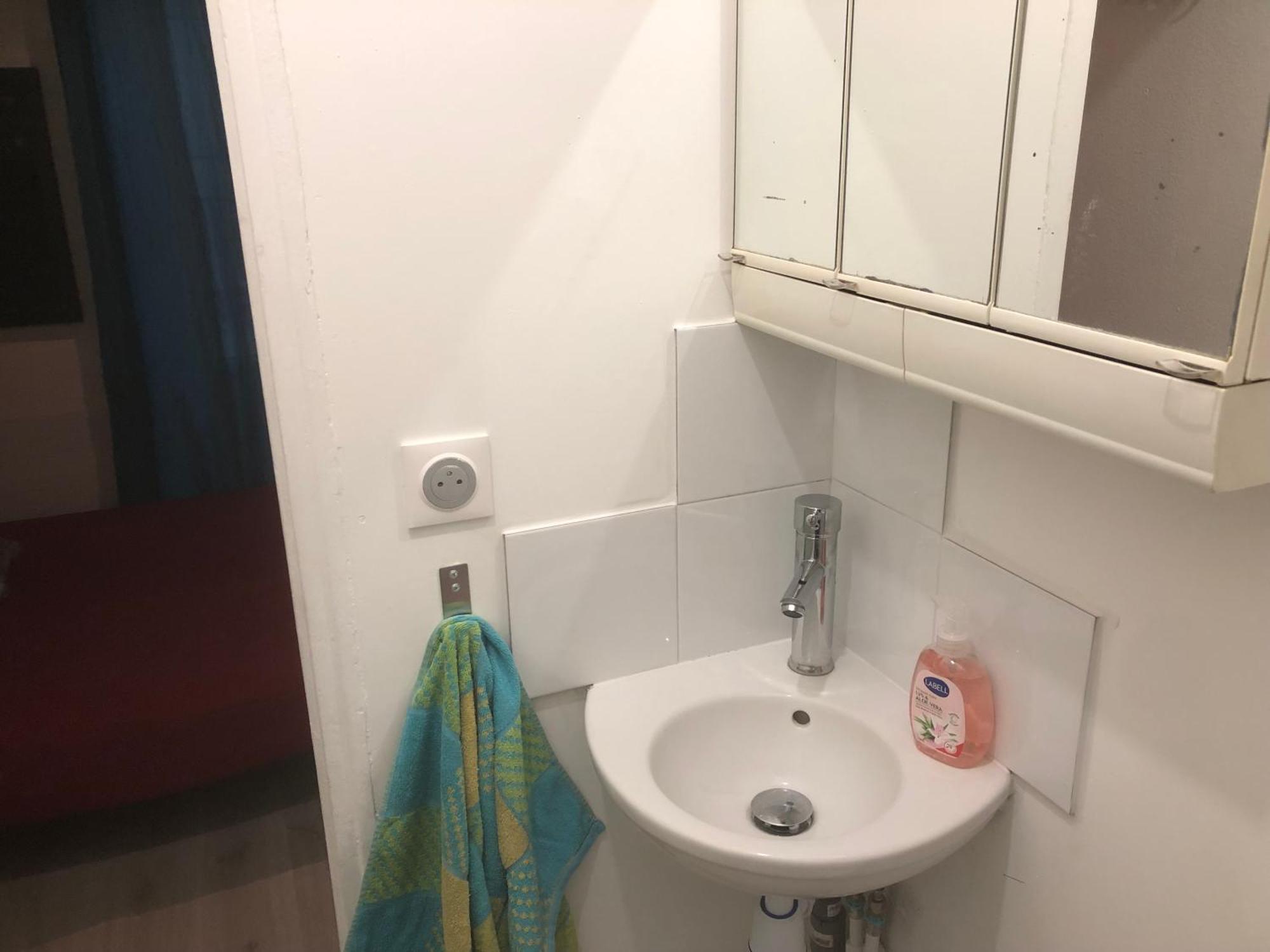 Studio "Maryline" Sejours Parisiens Abordables - Rez De Chaussee Sur Beau Patio Ombrage- Accessible Handcaps - Grand Canape-Lit Clic Clac 2 Places - Cuisine Equipee - Salle De Bains - 5 Minutes Du Metro Brochant Ligne 13,Bus 74 Et 31 Buitenkant foto